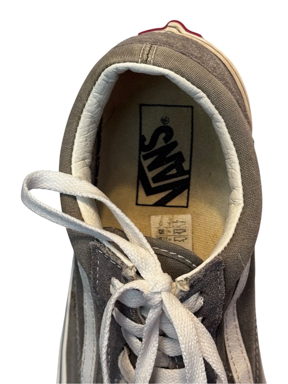 Slip on these Vans U Old Skool™ sneakers, - Picture 8 of 9